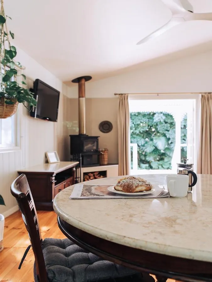 Romantic Cottage, Tamborine Mountain 0*, Mount Tamborine Avustralya